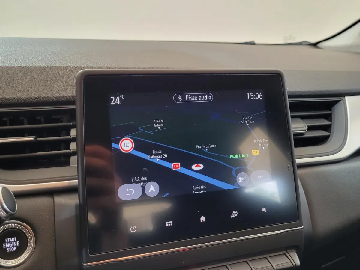 Écran tactile central du tableau de bord du Renault Captur Business gris clair, affichant la navigation GPS.