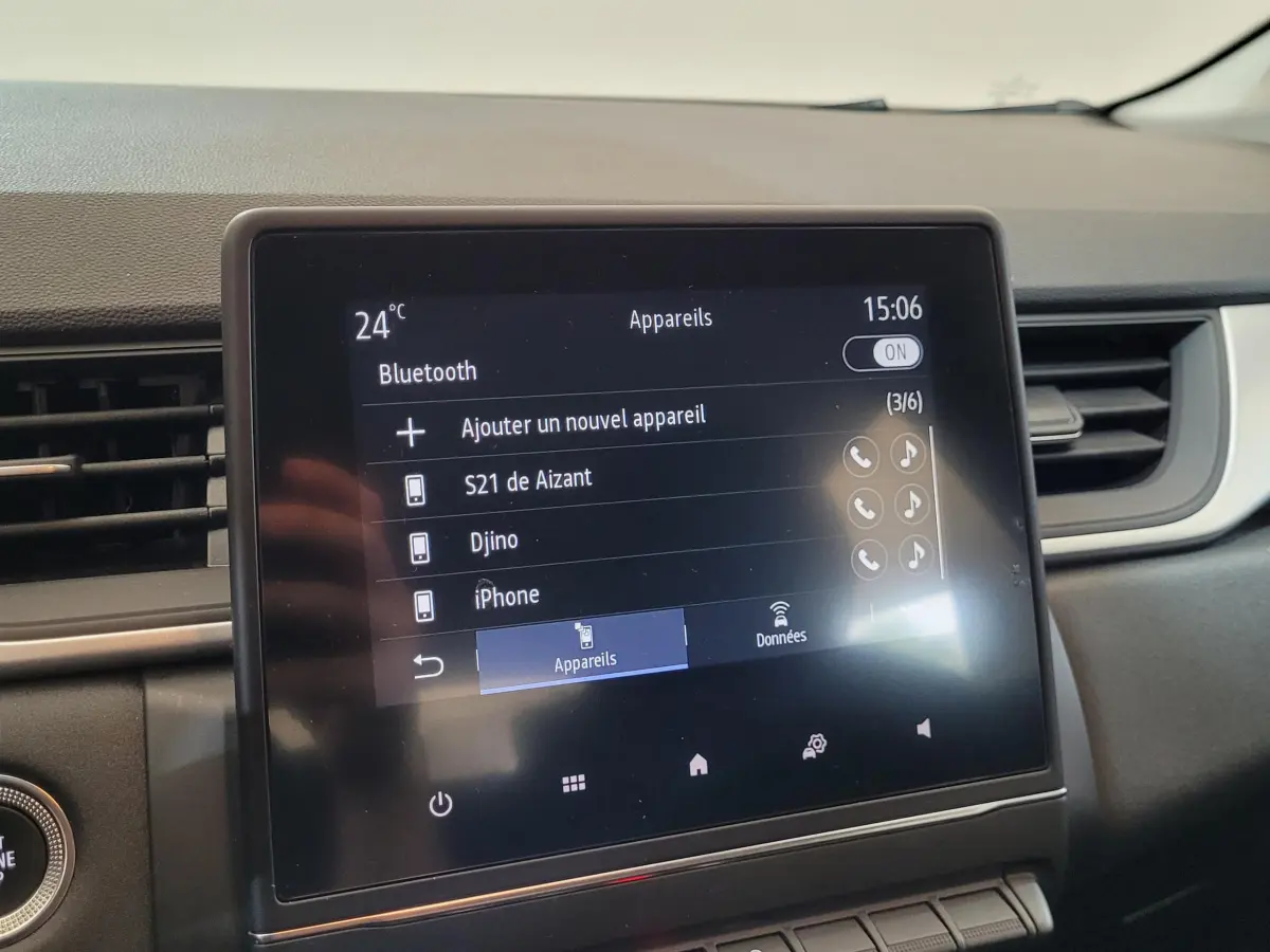 Écran tactile central du tableau de bord gris clair du Renault Captur Business Blue dCi 95 affichant les connexions Bluetooth.