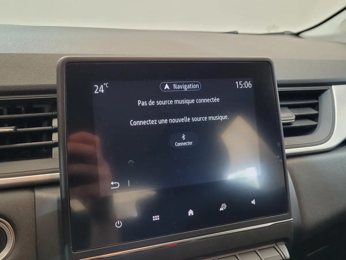 Écran tactile central du tableau de bord du Renault Captur Business gris clair, affichant la connexion Bluetooth inactive.
