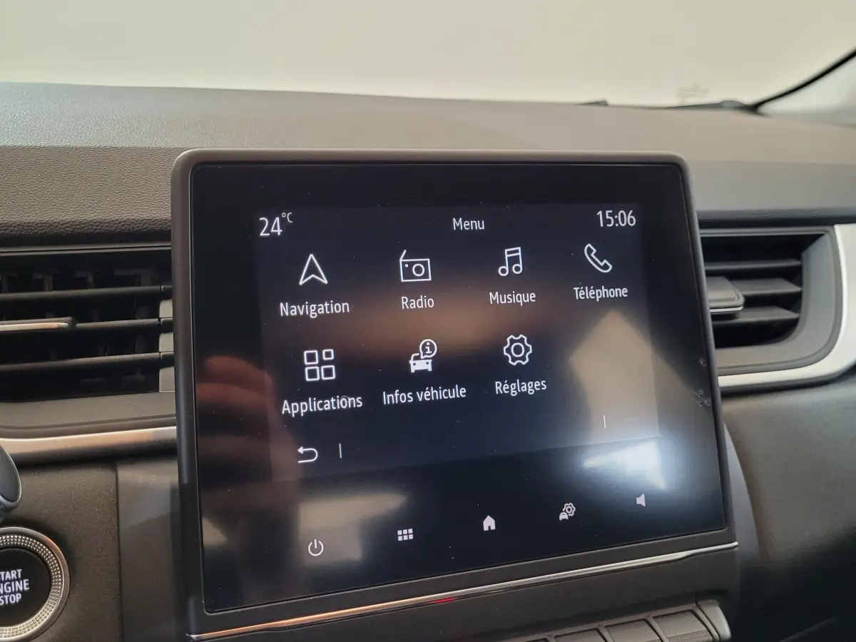 Écran tactile central du tableau de bord du Renault Captur Business gris clair, affichant le menu principal.