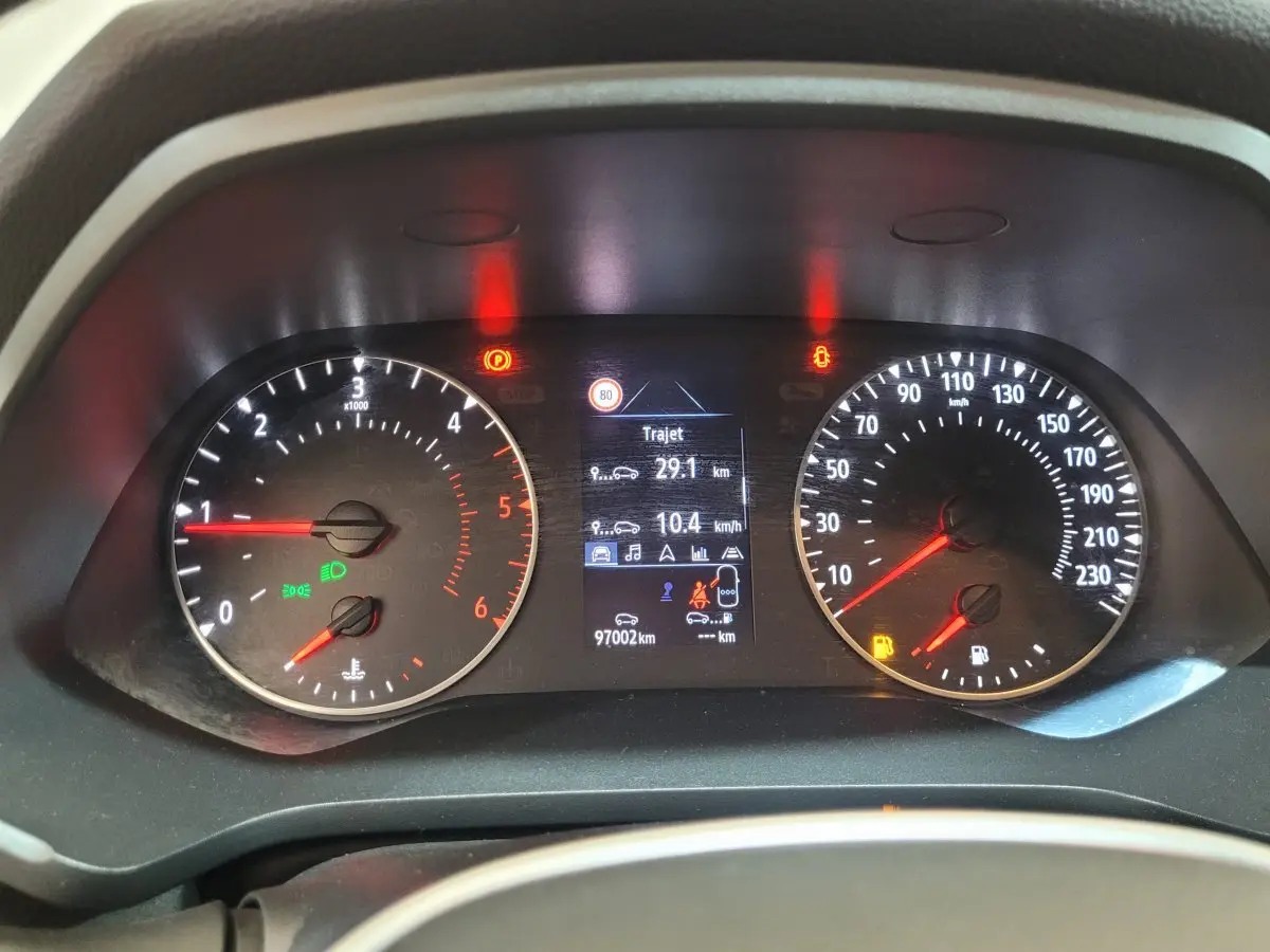 Tableau de bord de Renault Captur Business gris, affichage digital central et compteurs analogiques éclairés au tableau de bord.