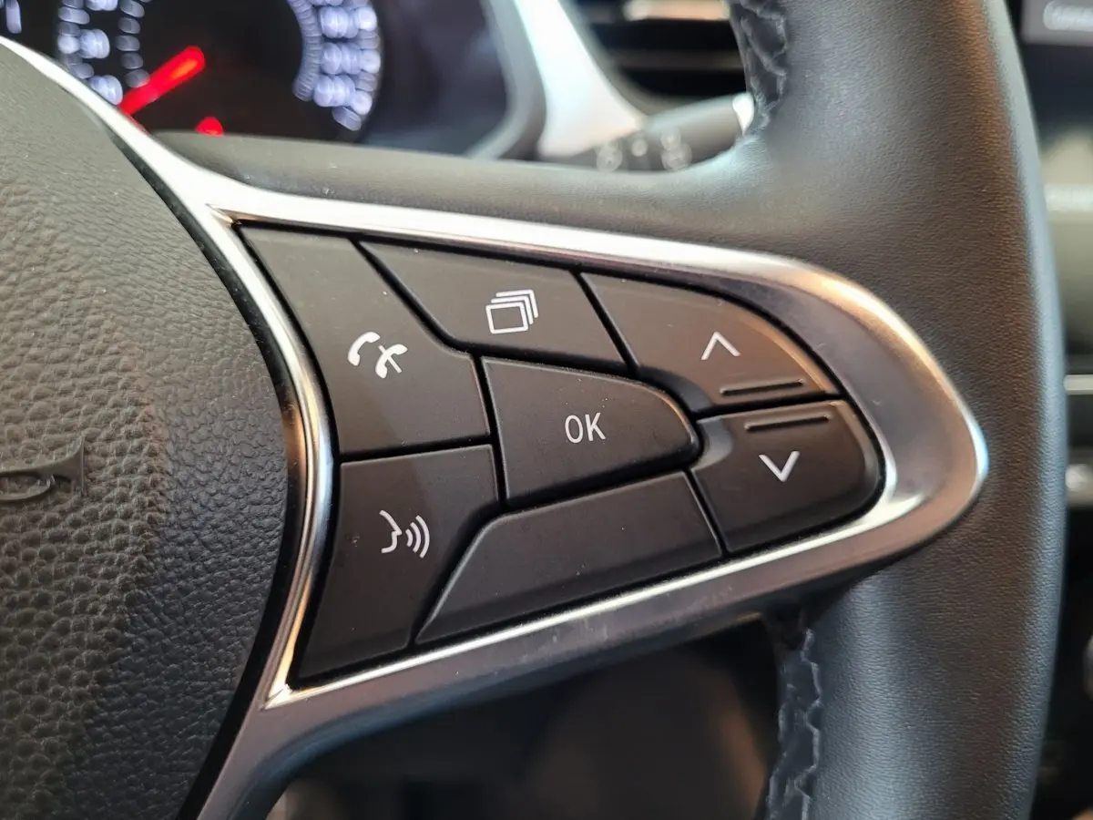 Gros plan sur les commandes multifonctions du volant noir du Renault Captur Business Blue dCi 95 2021.