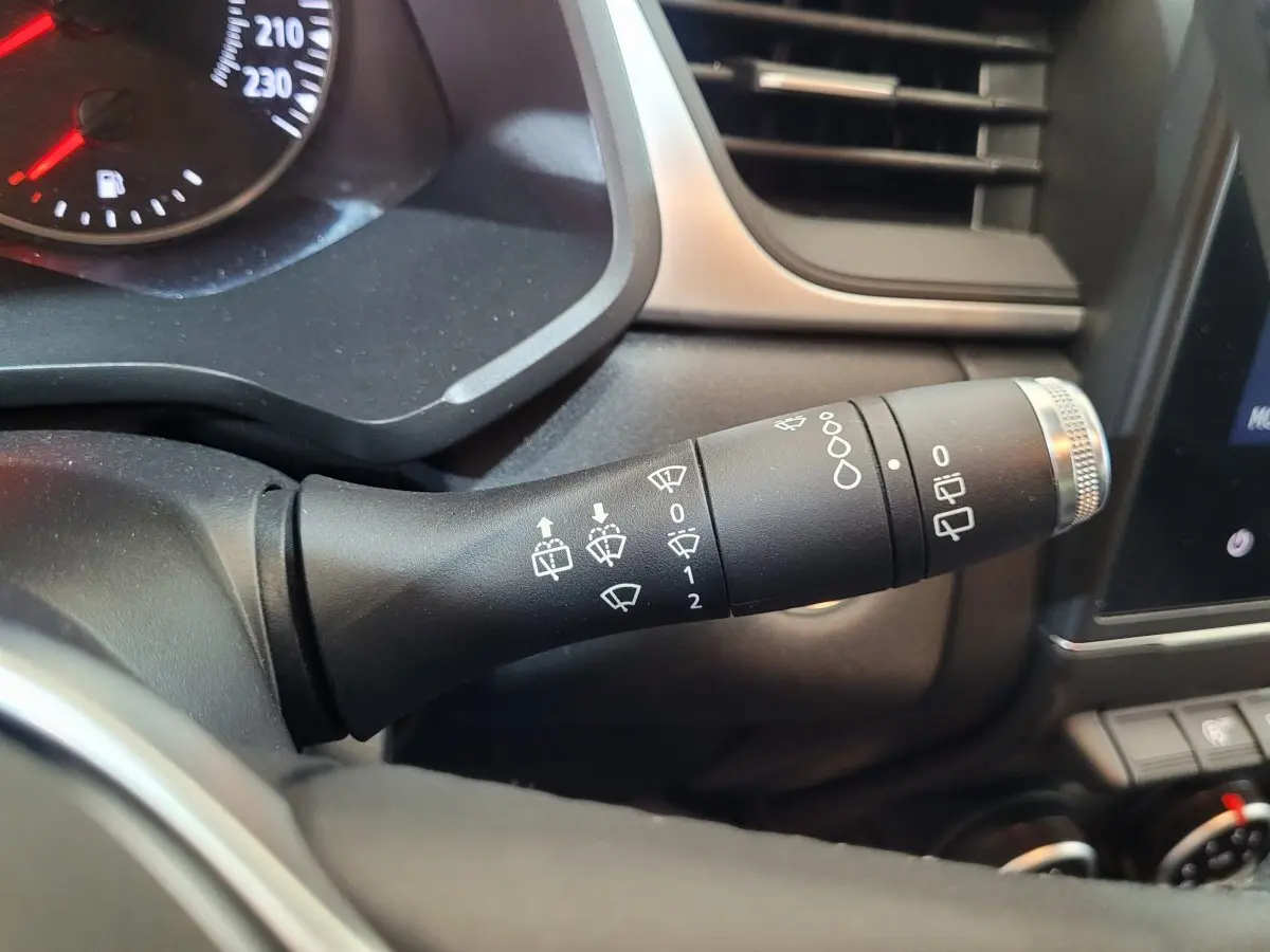 Gros plan sur la commande d'essuie-glace à gauche du volant du Renault Captur Business gris clair 2021.