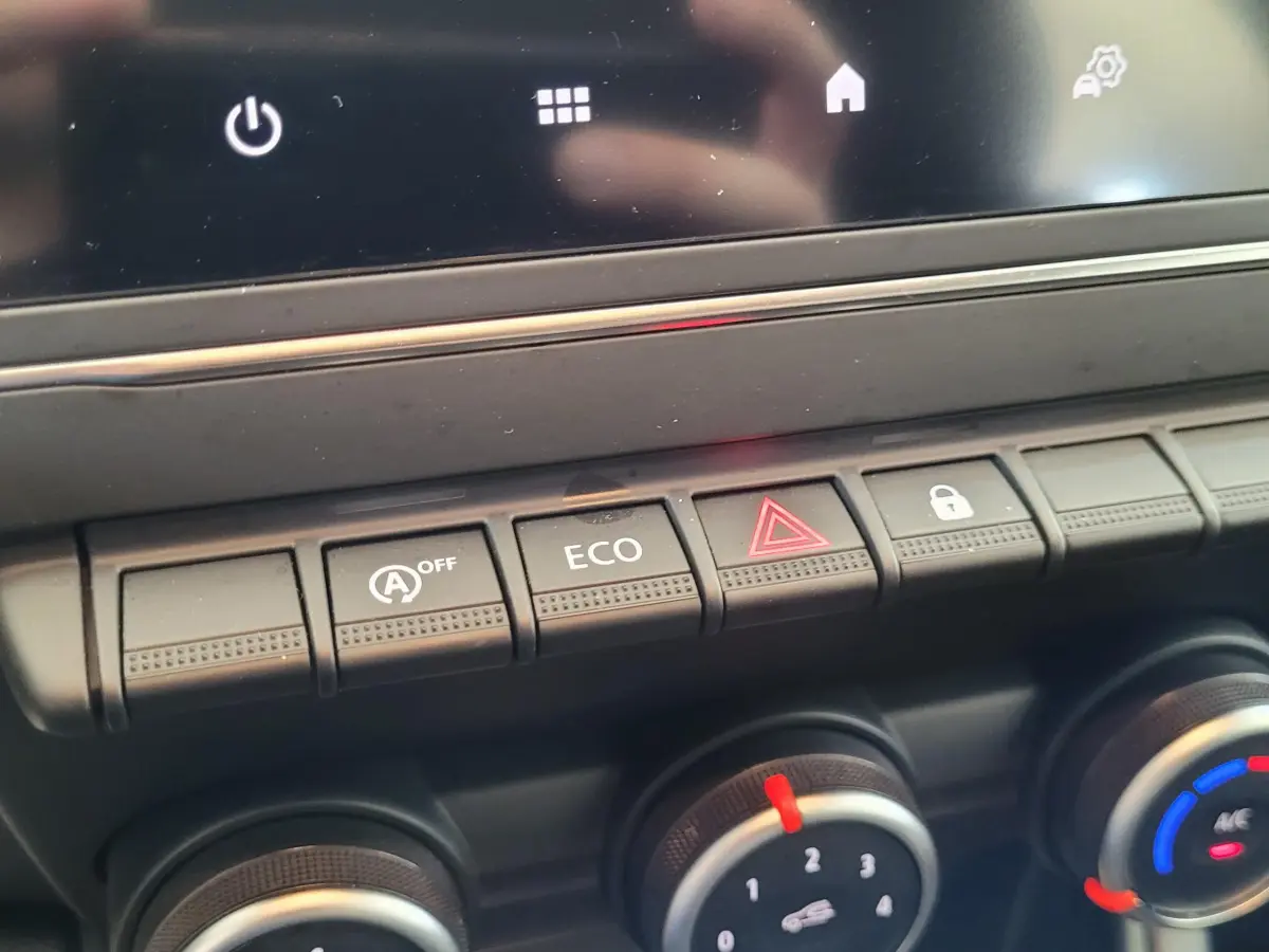 Boutons de commande du tableau de bord du Renault Captur Business Blue dCi 95 2021, avec touches ECO et alerte triangle rouge.