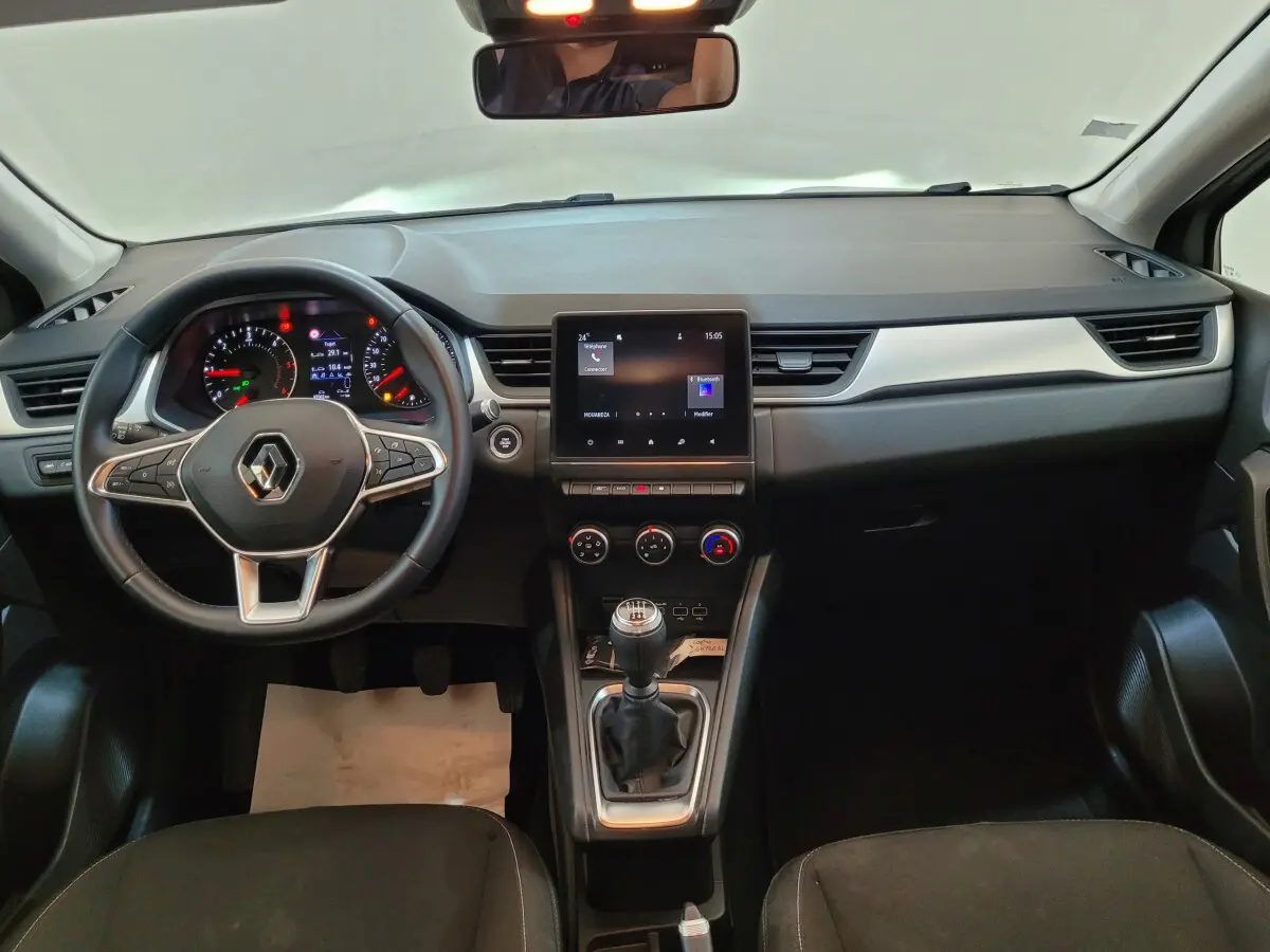 Intérieur du Renault Captur Business Blue dCi 95 2021, vue frontale du tableau de bord et volant multifonctions.