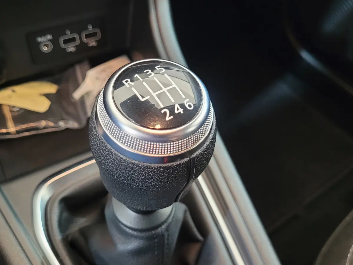Le levier de vitesses manuel noir du Renault Captur Business Blue dCi 95, vue rapprochée de l'intérieur.
