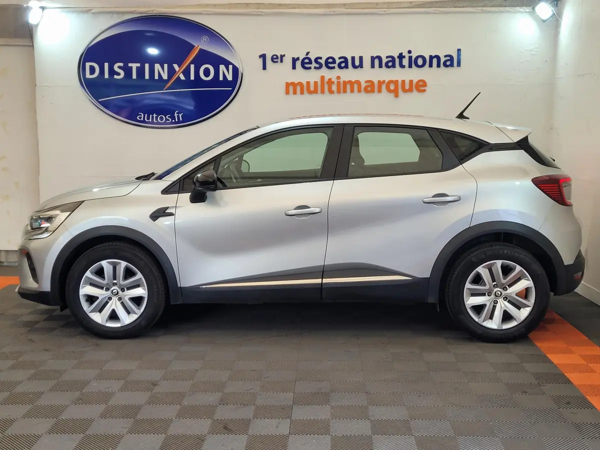 Profil côté gauche d'un Renault Captur Business gris clair 2021, avec jantes alliage et rétroviseurs noirs.