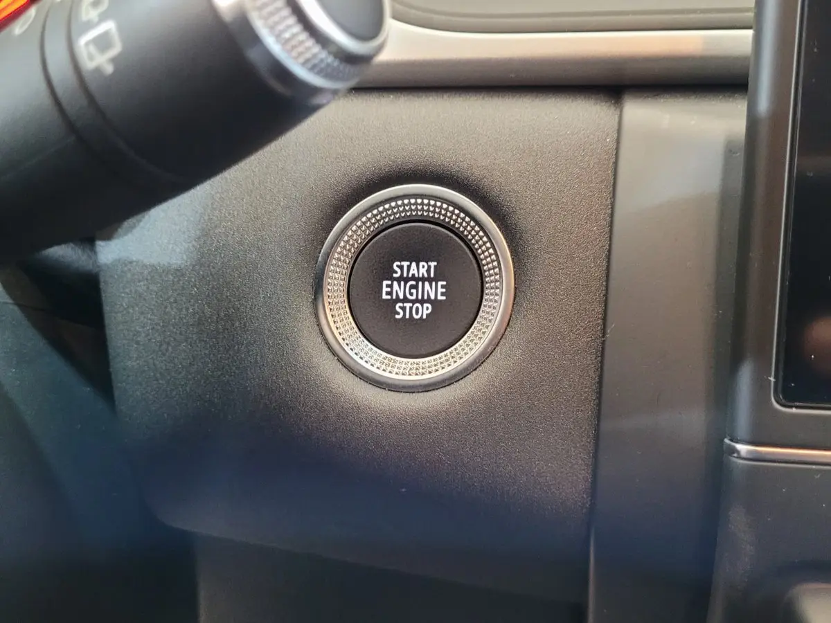 Bouton démarrage "Start Engine Stop" en gros plan sur le tableau de bord noir du Renault Captur Business gris clair 2021.