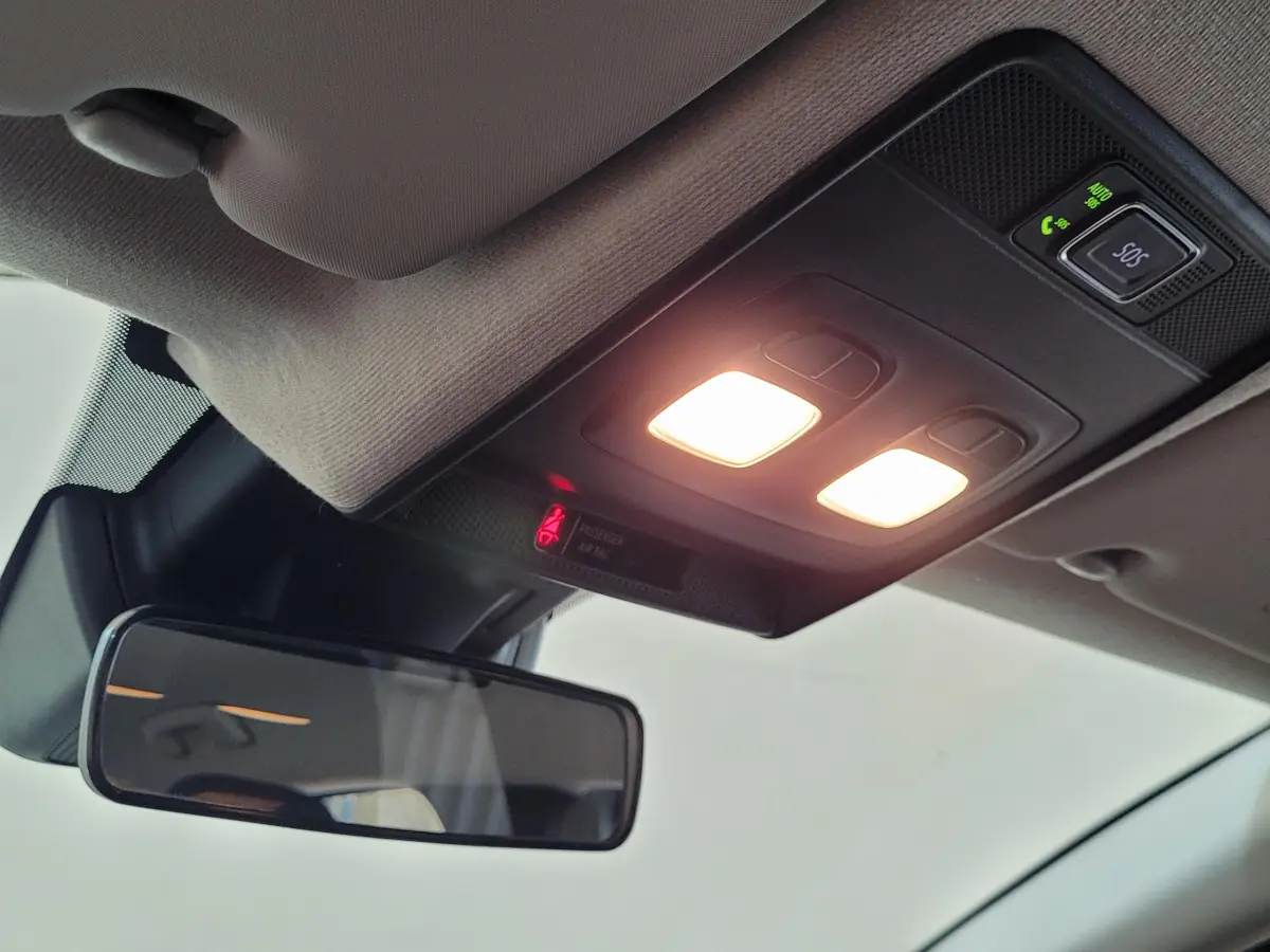 Plafonnier allumé avec boutons SOS et rétroviseur intérieur dans un Renault Captur gris clair 2021.