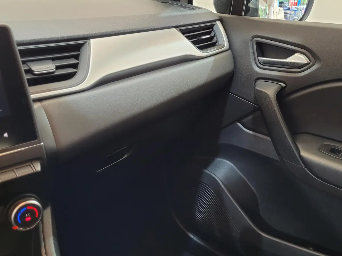 Intérieur du Renault Captur Business Blue dCi 95 2021, vue côté passager avec tableau de bord gris clair et porte noire.