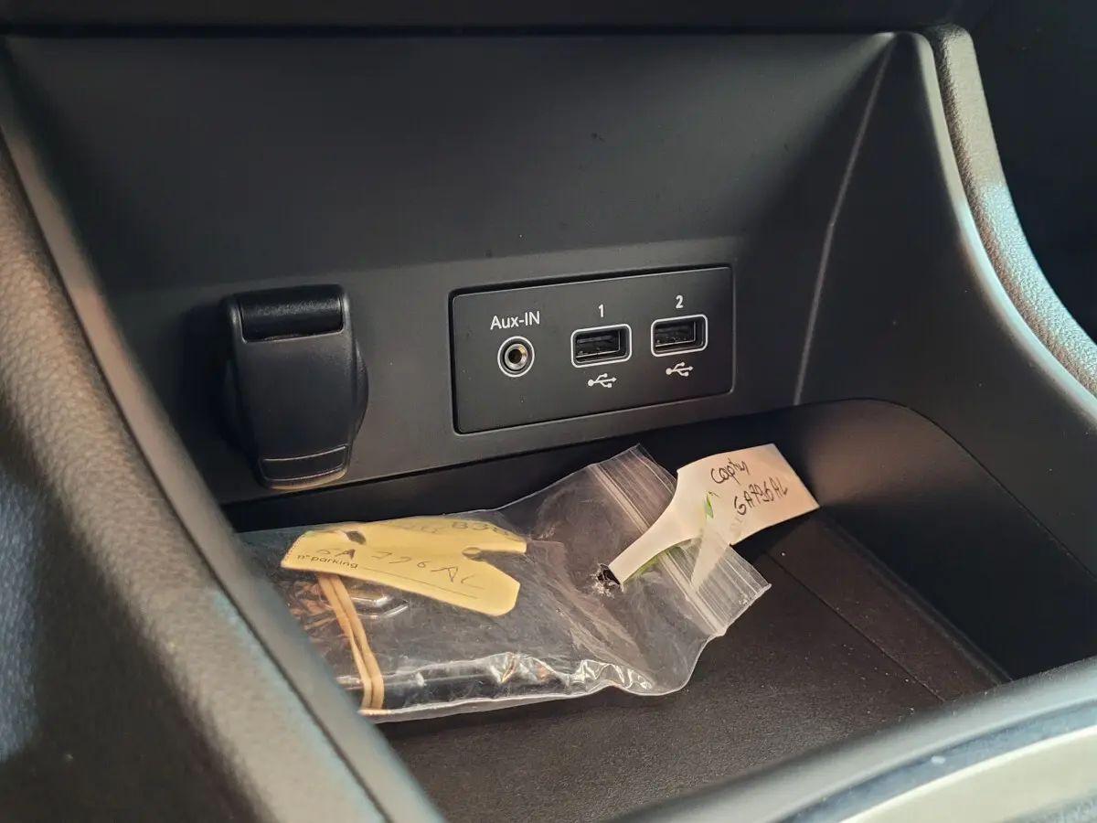 Prise Aux-IN et deux ports USB dans le rangement central d'un Renault Captur Business gris clair 2021.