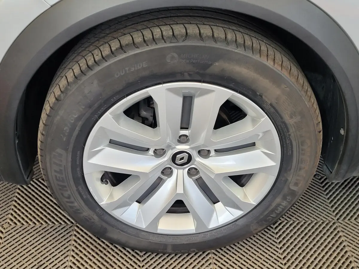 Gros plan sur la roue avant droite gris clair du Renault Captur Business Blue dCi 95 avec jante alliage Renault.