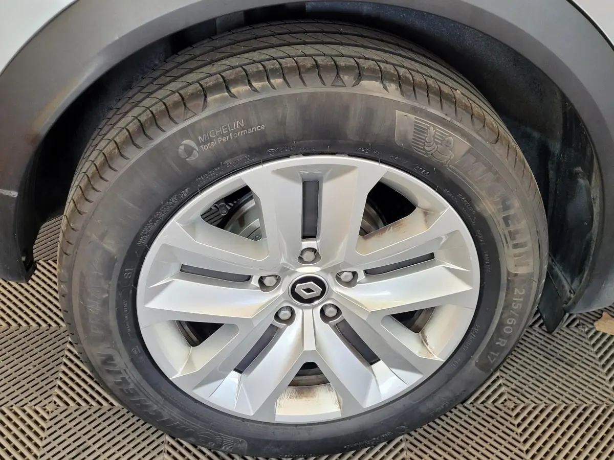 Gros plan sur la roue arrière droite du Renault Captur gris clair 2021 avec pneu Michelin visible.