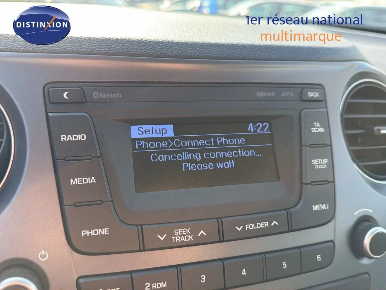Gros plan sur l'autoradio central d'une Hyundai i10 blanche 2018, affichant un menu de connexion Bluetooth.