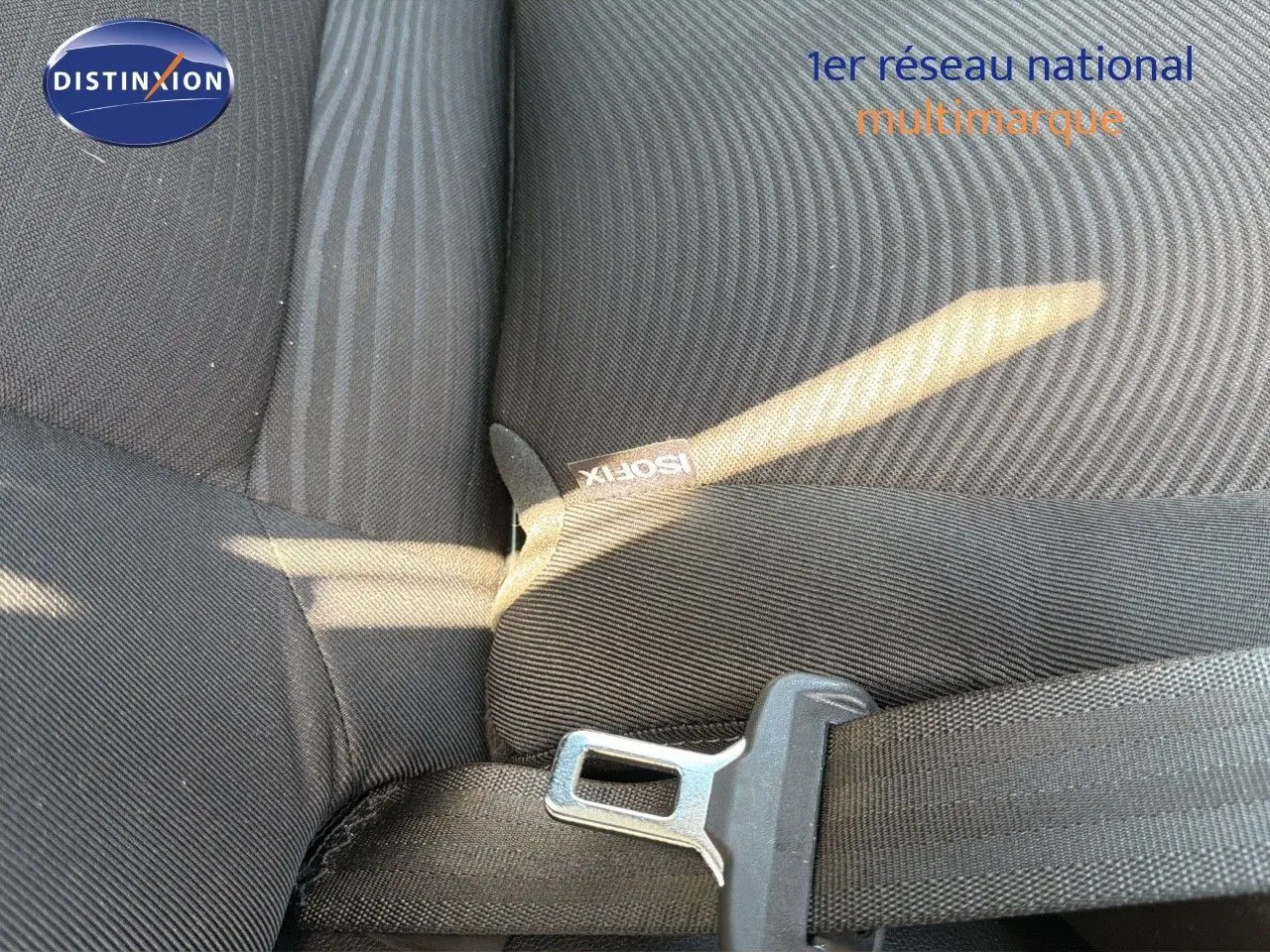 Gros plan sur la ceinture de sécurité et le siège en tissu noir de la Hyundai i10 blanche 2018.