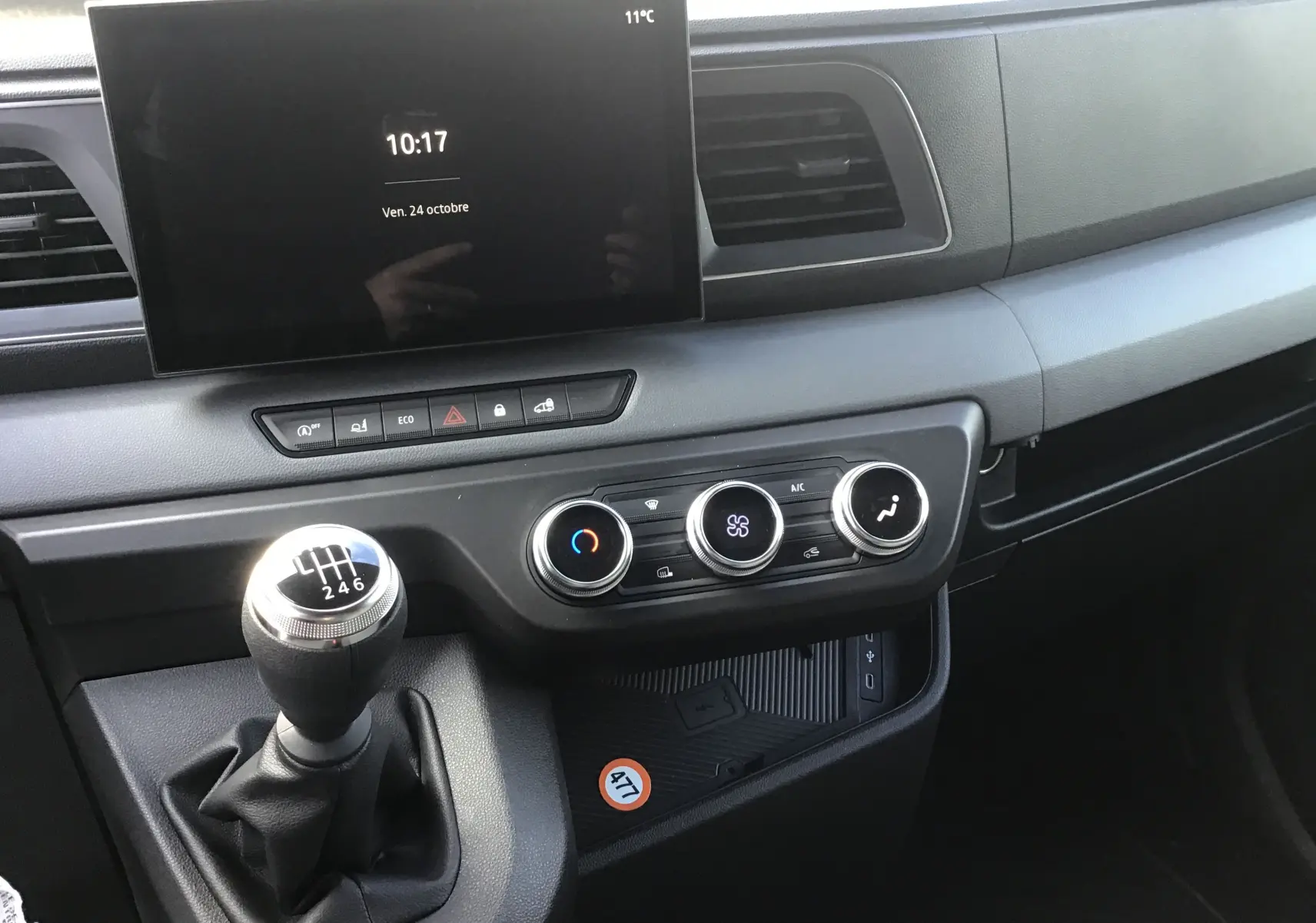 Intérieur du Renault Master 2025 gris urbain, vue sur la console centrale avec boîte manuelle et écran tactile GPS.