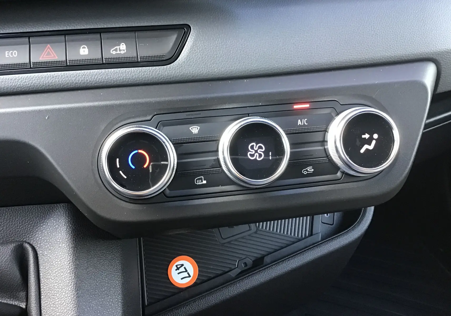 Détail du tableau de bord du Renault Master L3H2 2025, montrant les commandes de climatisation et les boutons de fonction en plastique noir.