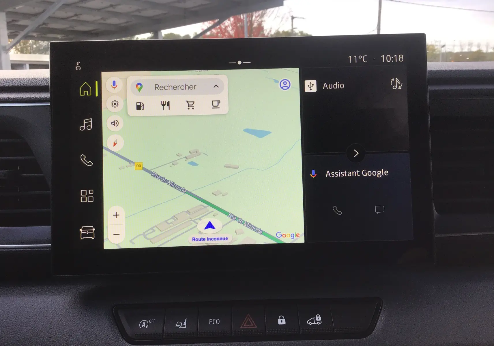 Écran tactile central du Renault Master 2025 montrant la navigation Google Maps avec interface moderne et commandes en dessous.