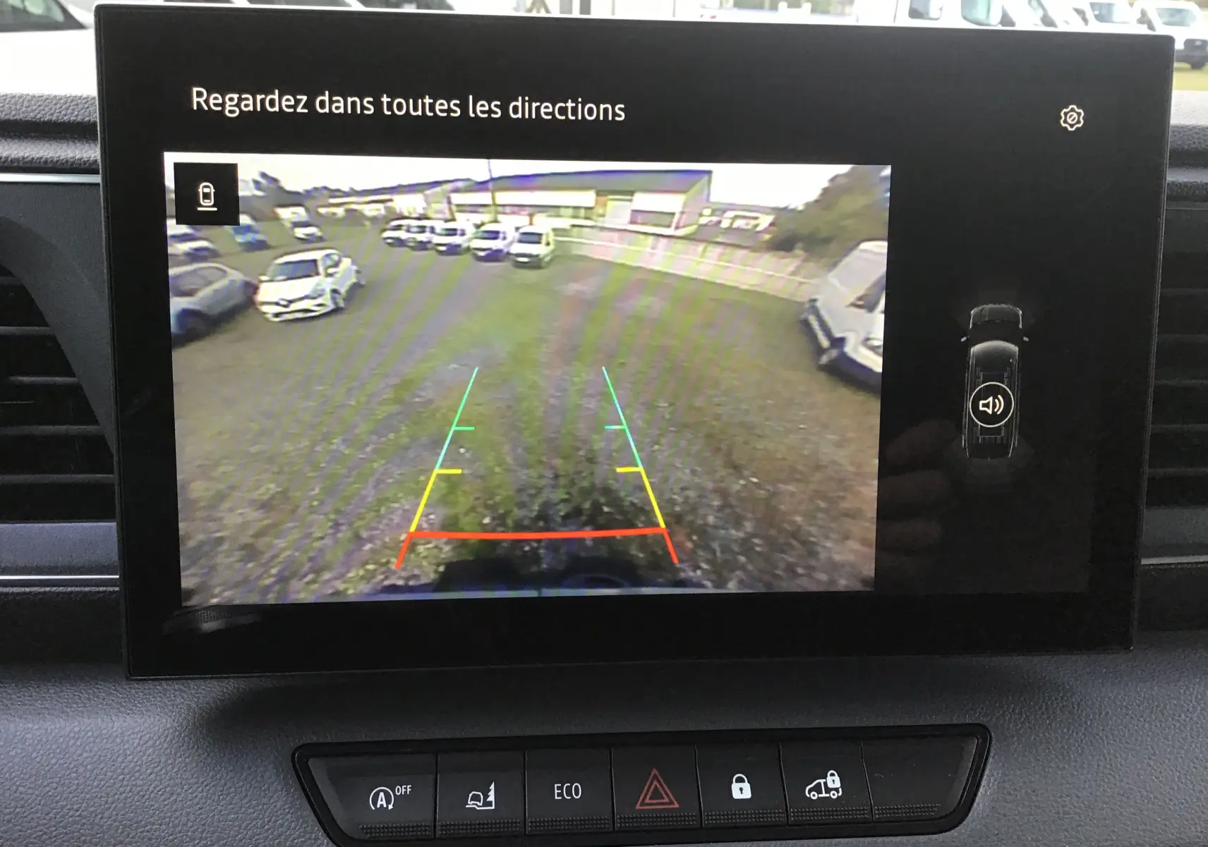 Écran de caméra de recul du Renault Master L3H2 gris urbain montrant une vue arrière avec repères de stationnement colorés.