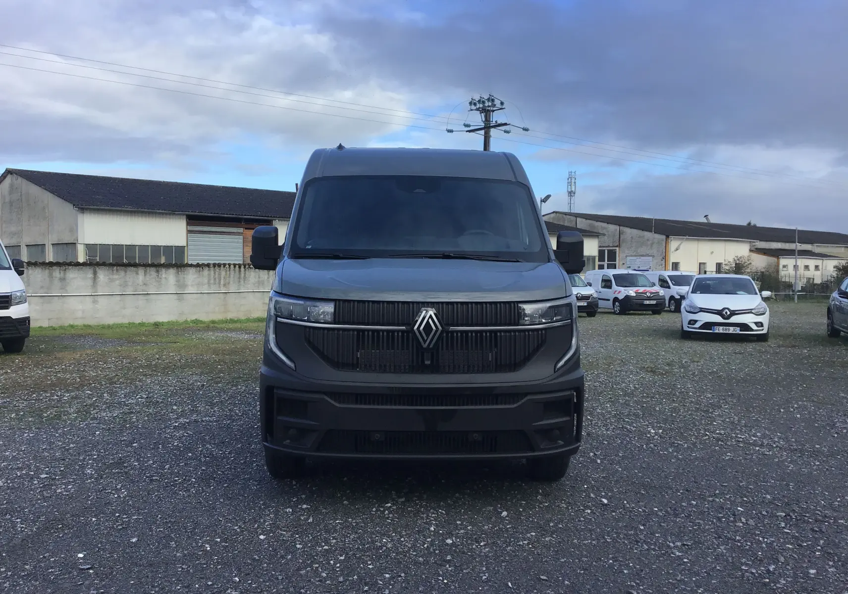 Vue frontale d’un Renault Master L3H2 gris urbain 2025 avec calandre noire et grands rétroviseurs extérieurs.
