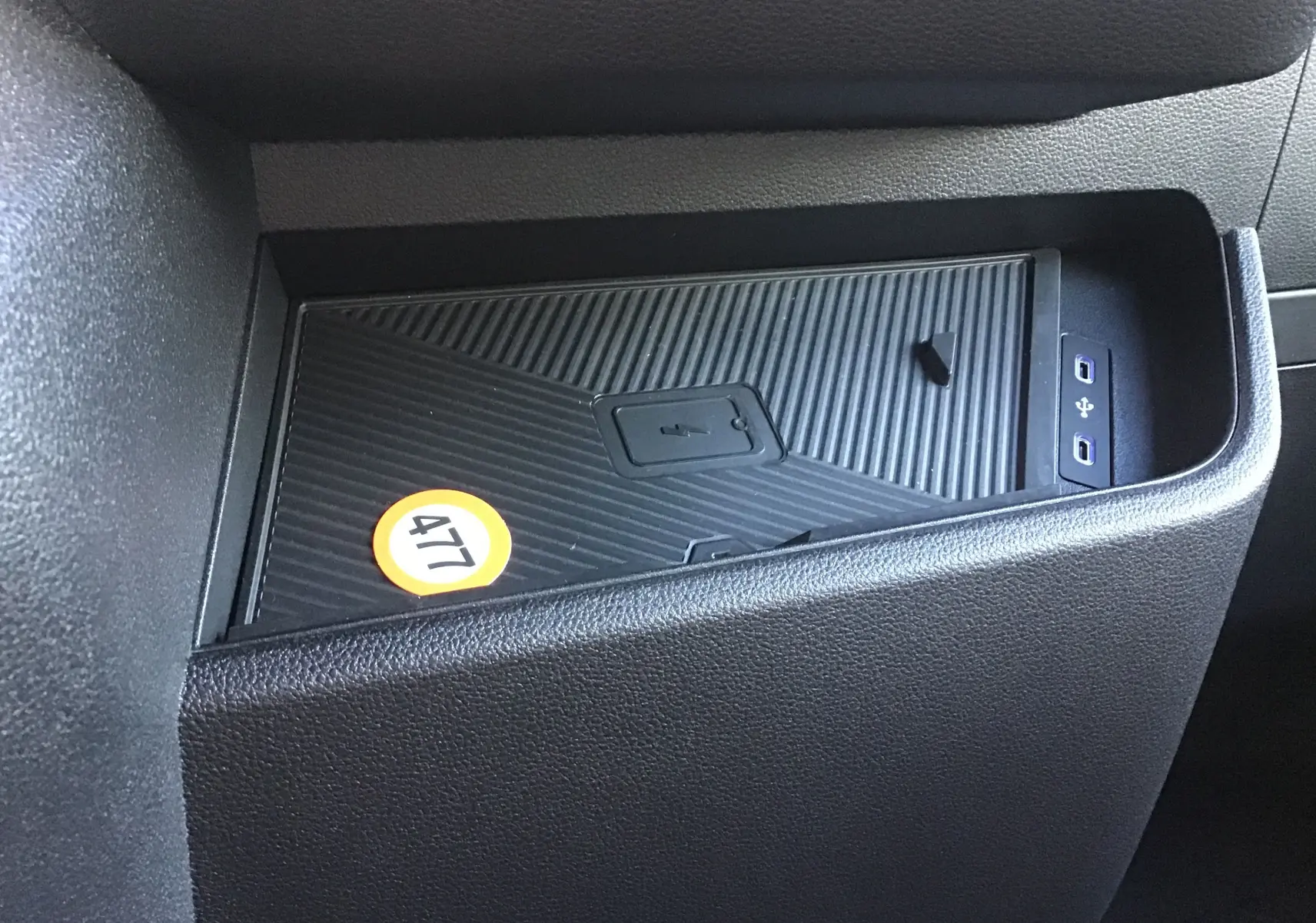 Détail du rangement central avec surface antidérapante et ports USB dans le Renault Master L3H2 gris urbain 2025.