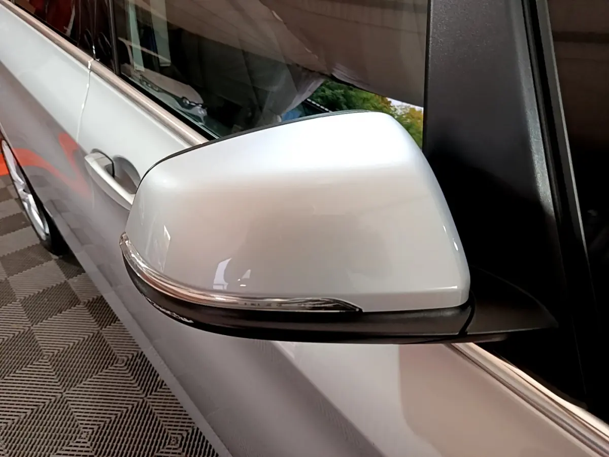 Gros plan sur le rétroviseur côté gauche gris clair de la BMW Série 2 Gran Tourer F46 218d Lounge Auto 2020.