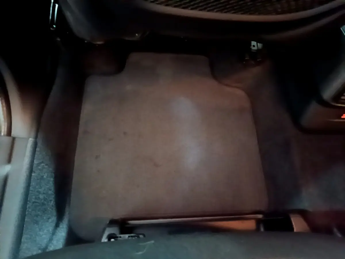 Vue rapprochée du tapis de sol côté passager avant d’une BMW Série 2 Gran Tourer gris clair, intérieur sombre.