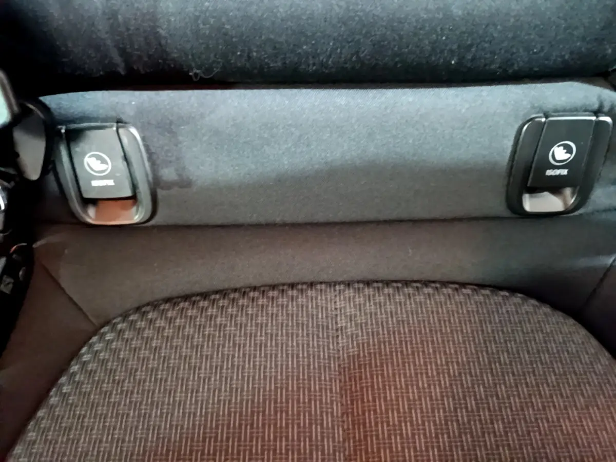 Gros plan sur la fixation ISOFIX noire sur la banquette arrière tissu gris foncé de la BMW Série 2 Gran Tourer F46.