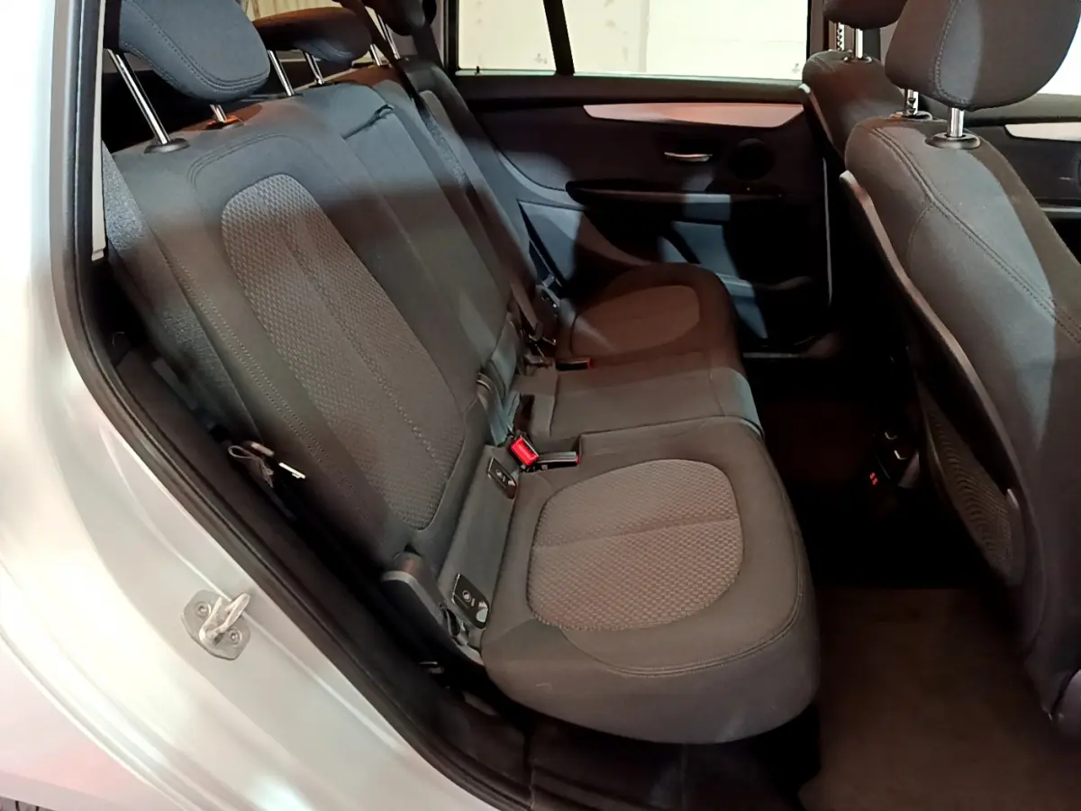 Vue latérale intérieure côté gauche des sièges arrière gris foncé de la BMW Série 2 Gran Tourer F46 218d Lounge 2020.