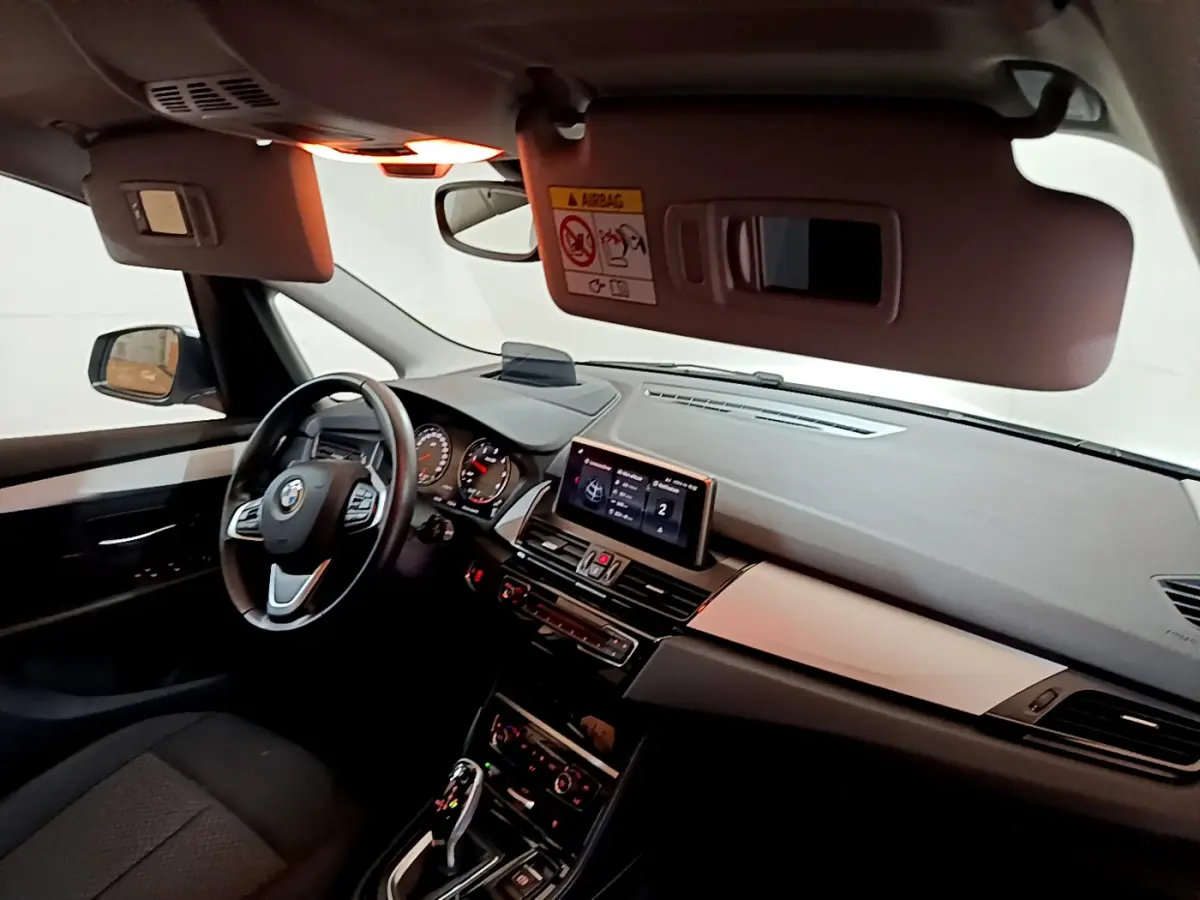 Intérieur BMW Série 2 Gran Tourer 218d gris clair, vue côté conducteur sur tableau de bord et volant cuir multifonctions.