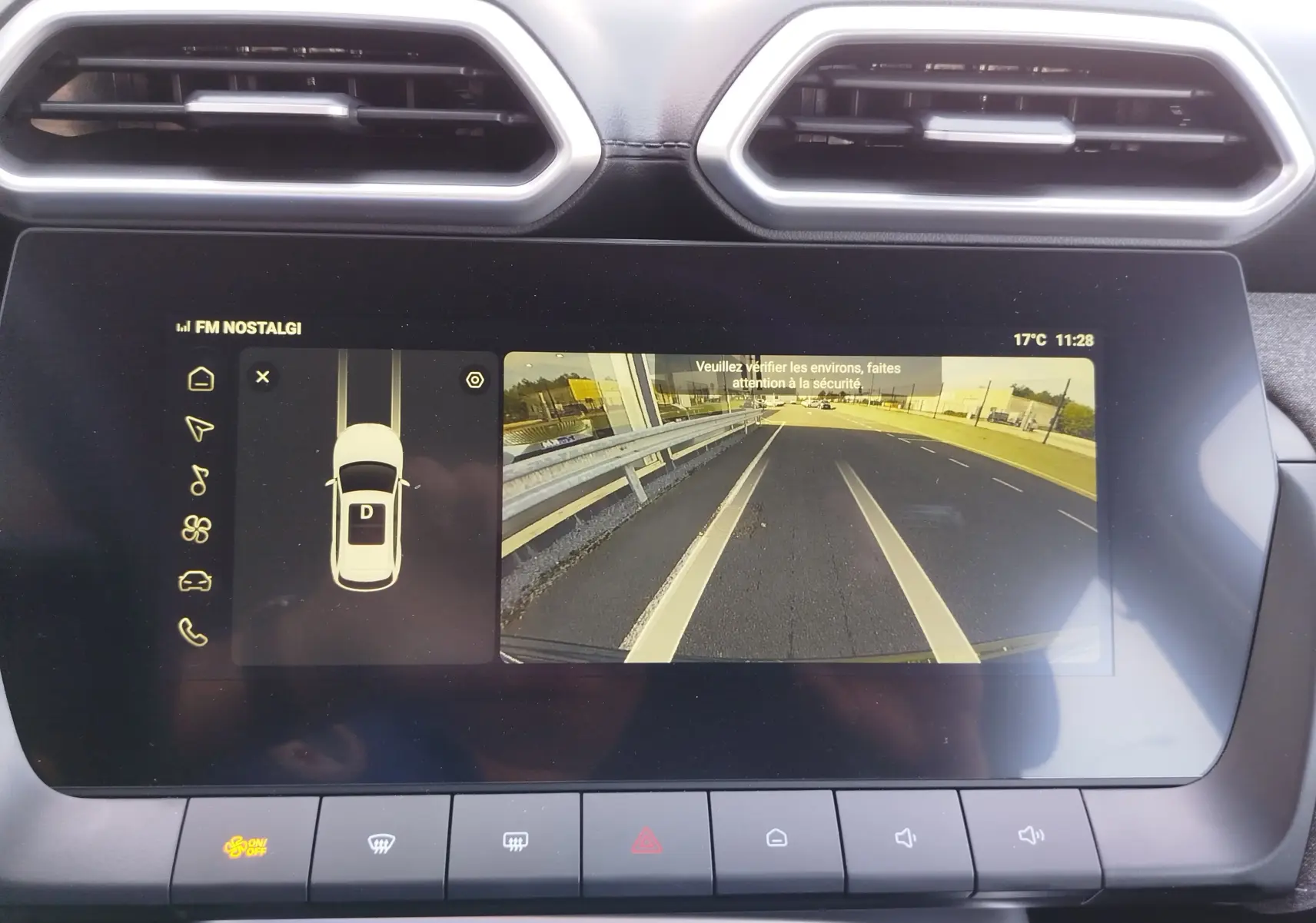 Écran tactile intérieur du MG ZS Emerald Green montrant la caméra de recul et l'affichage de la voiture en marche arrière.