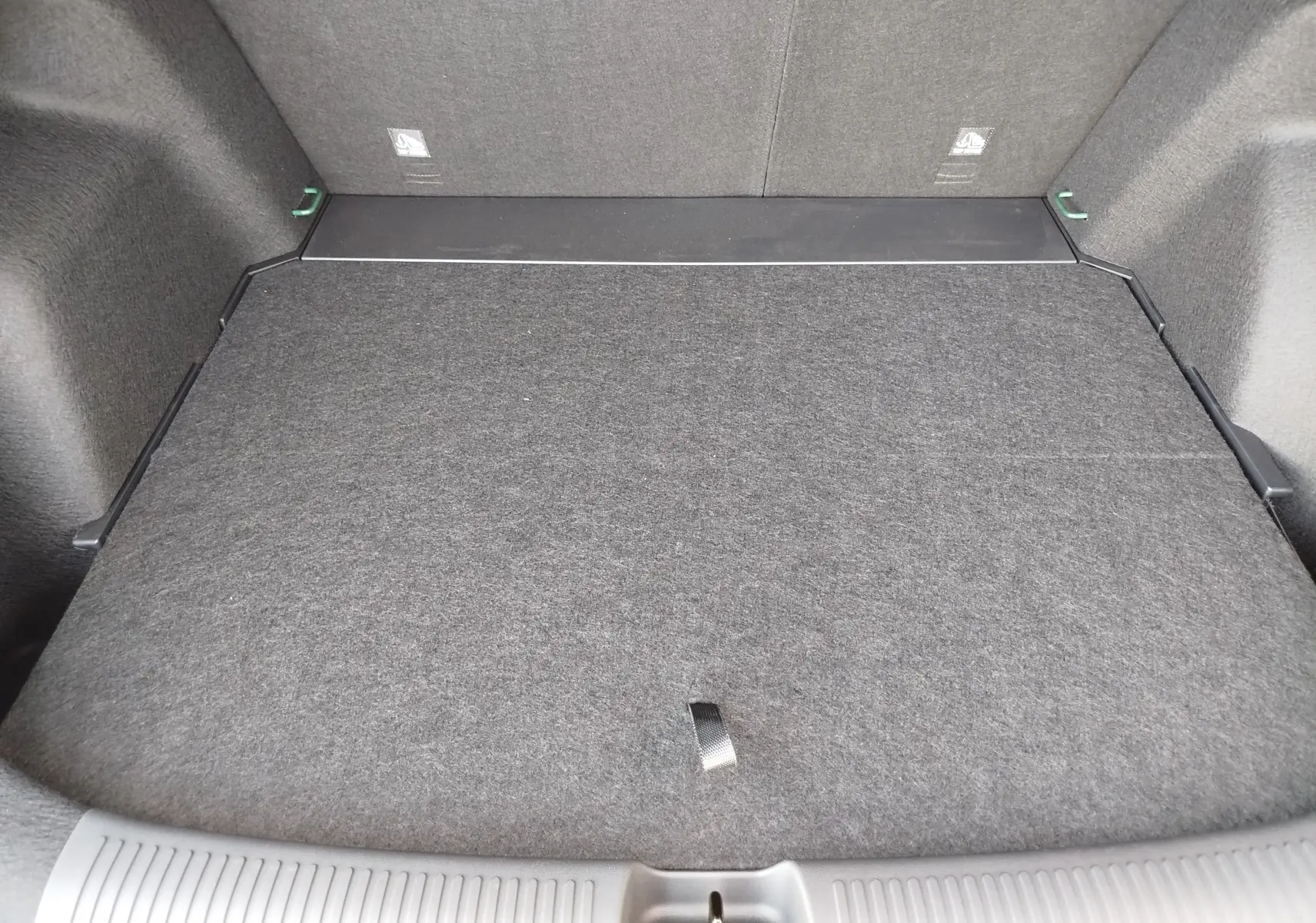 Vue intérieure du coffre spacieux et tapissé de tissu gris foncé du MG MOTOR ZS 1.5L Hybrid+ 2026.