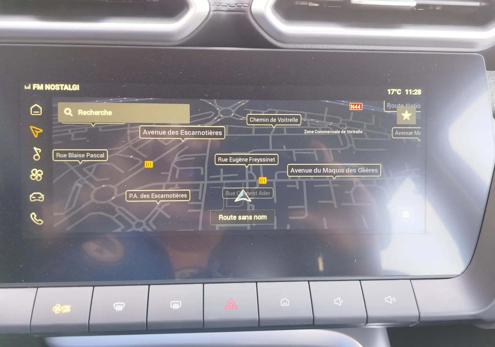 Écran tactile central du MG ZS 2026 montrant la navigation GPS avec carte et noms de rues, interface moderne en intérieur.