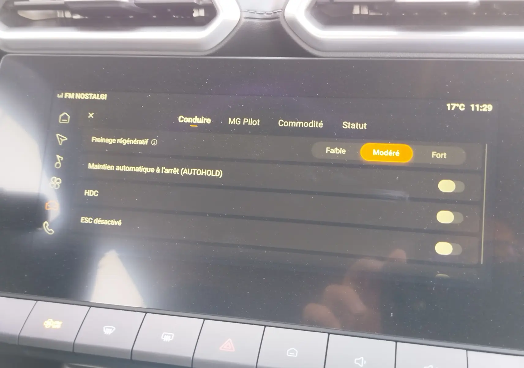 Écran tactile intérieur du MG ZS 2026 montrant les réglages de conduite avec interface moderne et boutons tactiles.