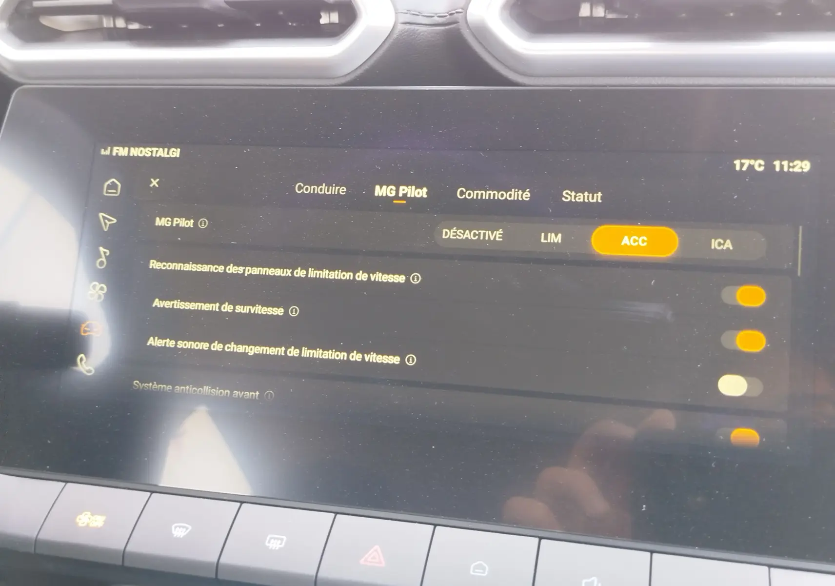 Écran tactile central du MG ZS 2026 montrant les réglages du système d'assistance MG Pilot en interface sombre.