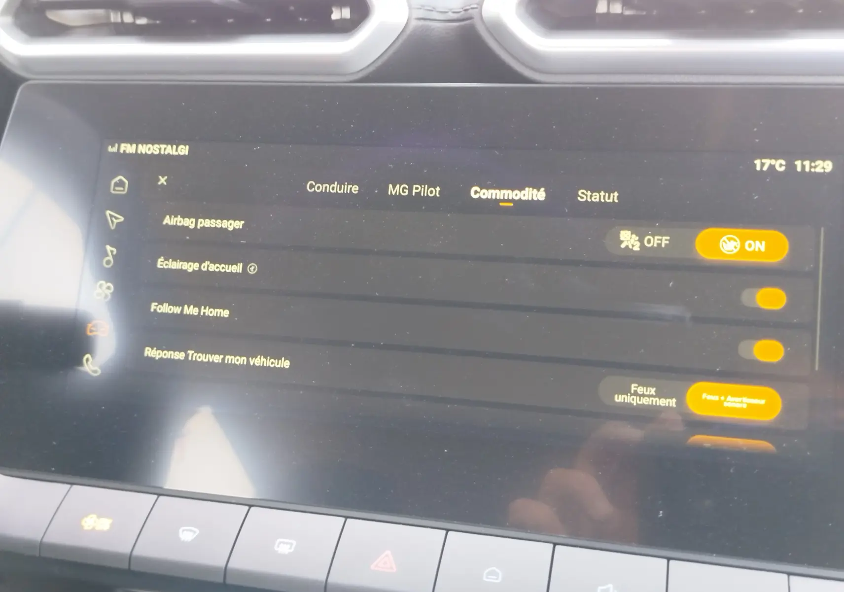 Écran tactile central du MG Motor ZS 2026 montrant le menu Commodité avec options activées, intérieur noir.