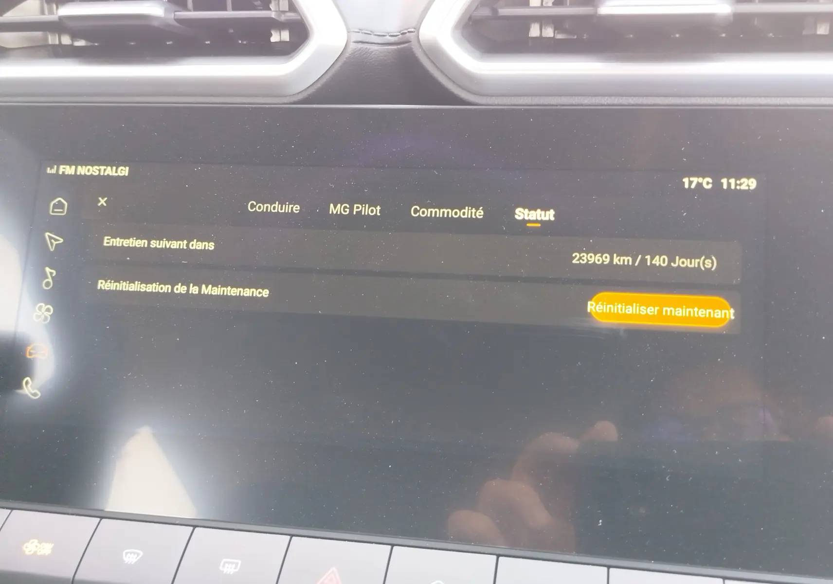 Écran tactile central du MG Motor ZS 2026 affichant le menu d'entretien et la réinitialisation, intérieur noir.