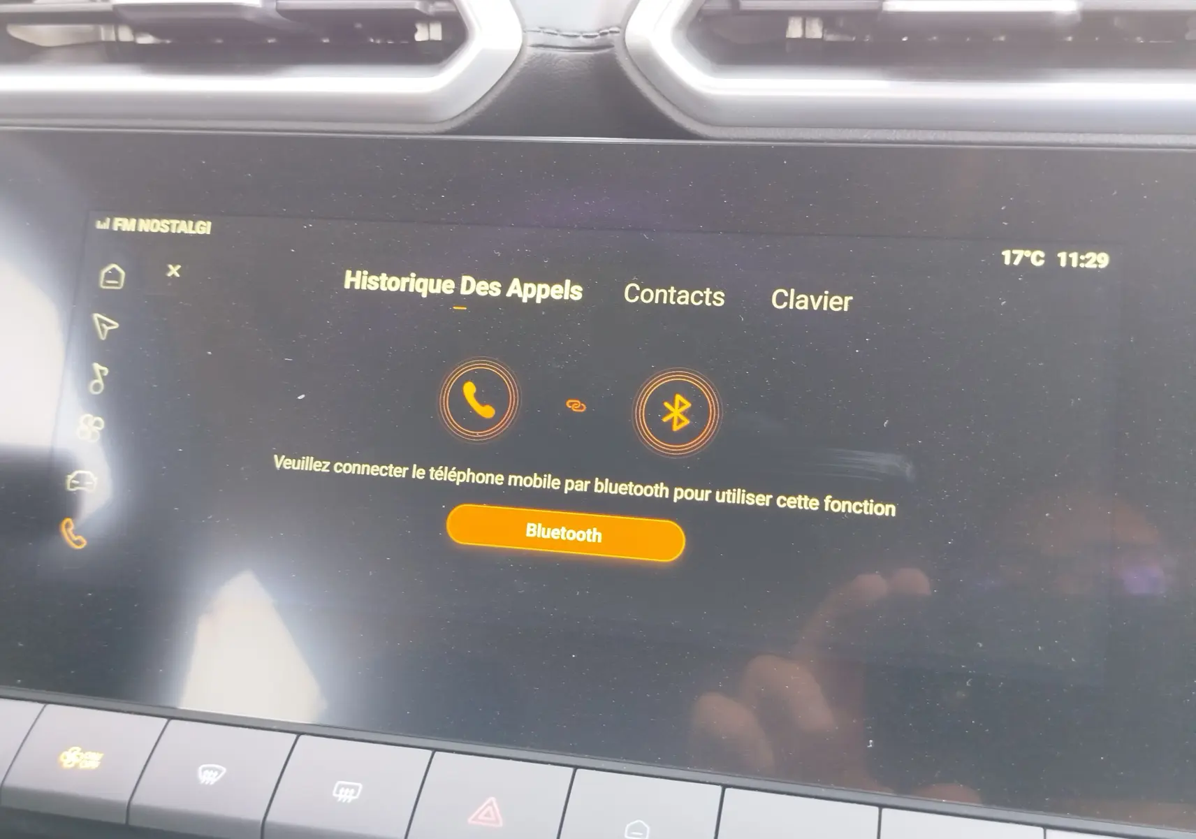 Écran tactile central du MG Motor ZS 2026 montrant le menu Bluetooth avec interface en orange et noir.
