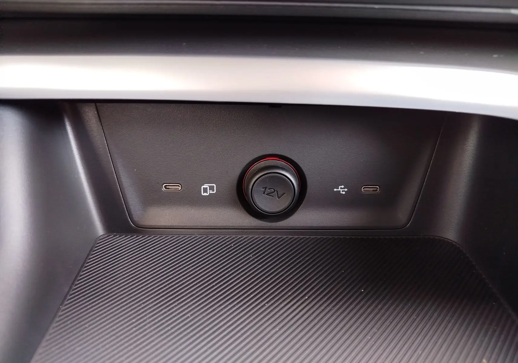 Gros plan sur la console centrale du MG ZS 2026, montrant une prise 12V et deux ports USB-C noirs.