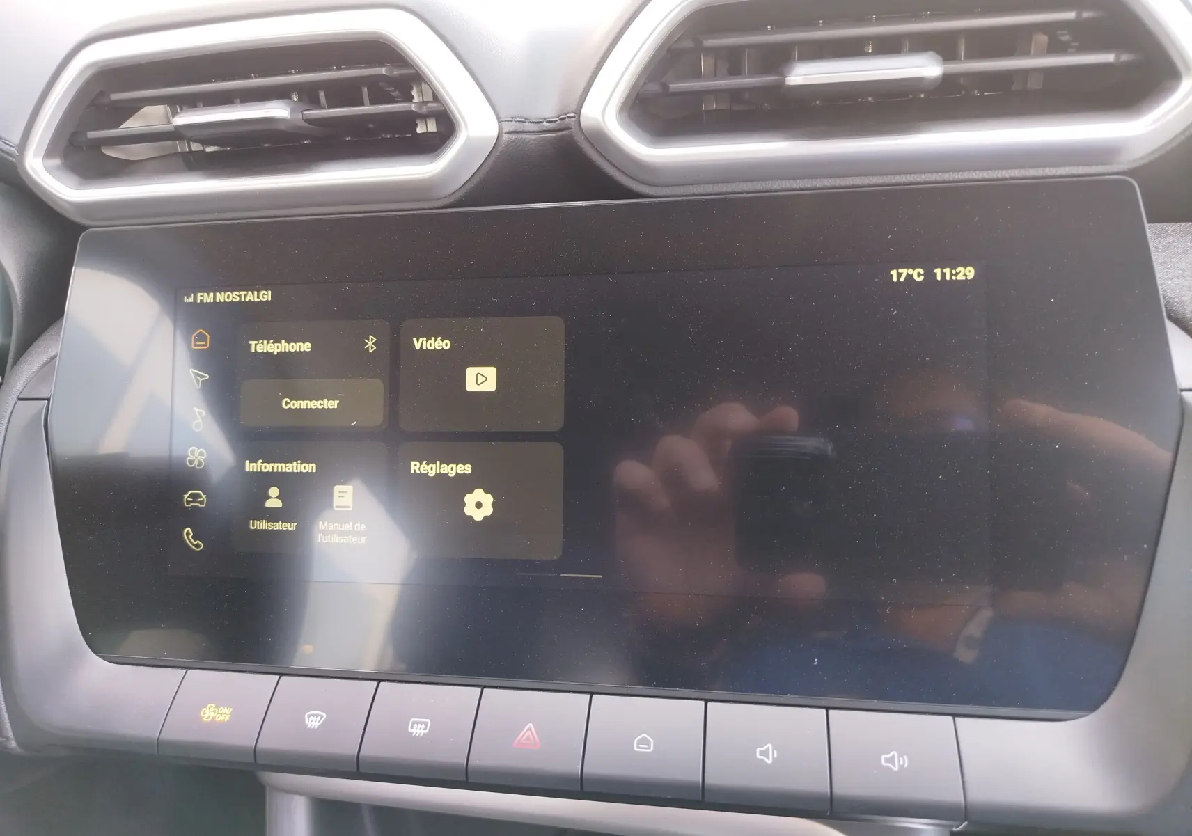 Écran tactile central du tableau de bord du MG ZS 2026, avec affichage des options téléphone, vidéo et réglages.
