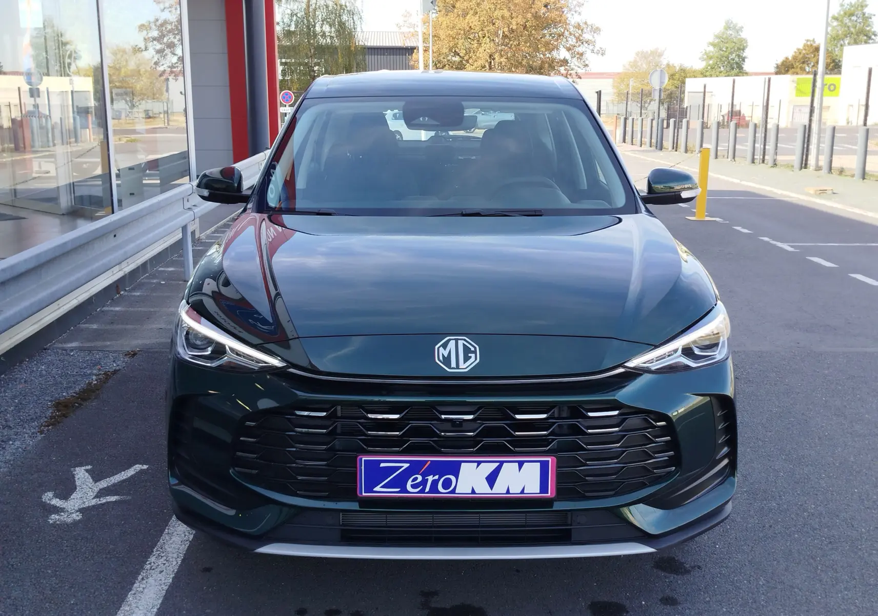 Vue frontale du MG ZS 1.5L Hybrid+ 197CH en vert émeraude métallisé, avec calandre noire et phares LED fins.