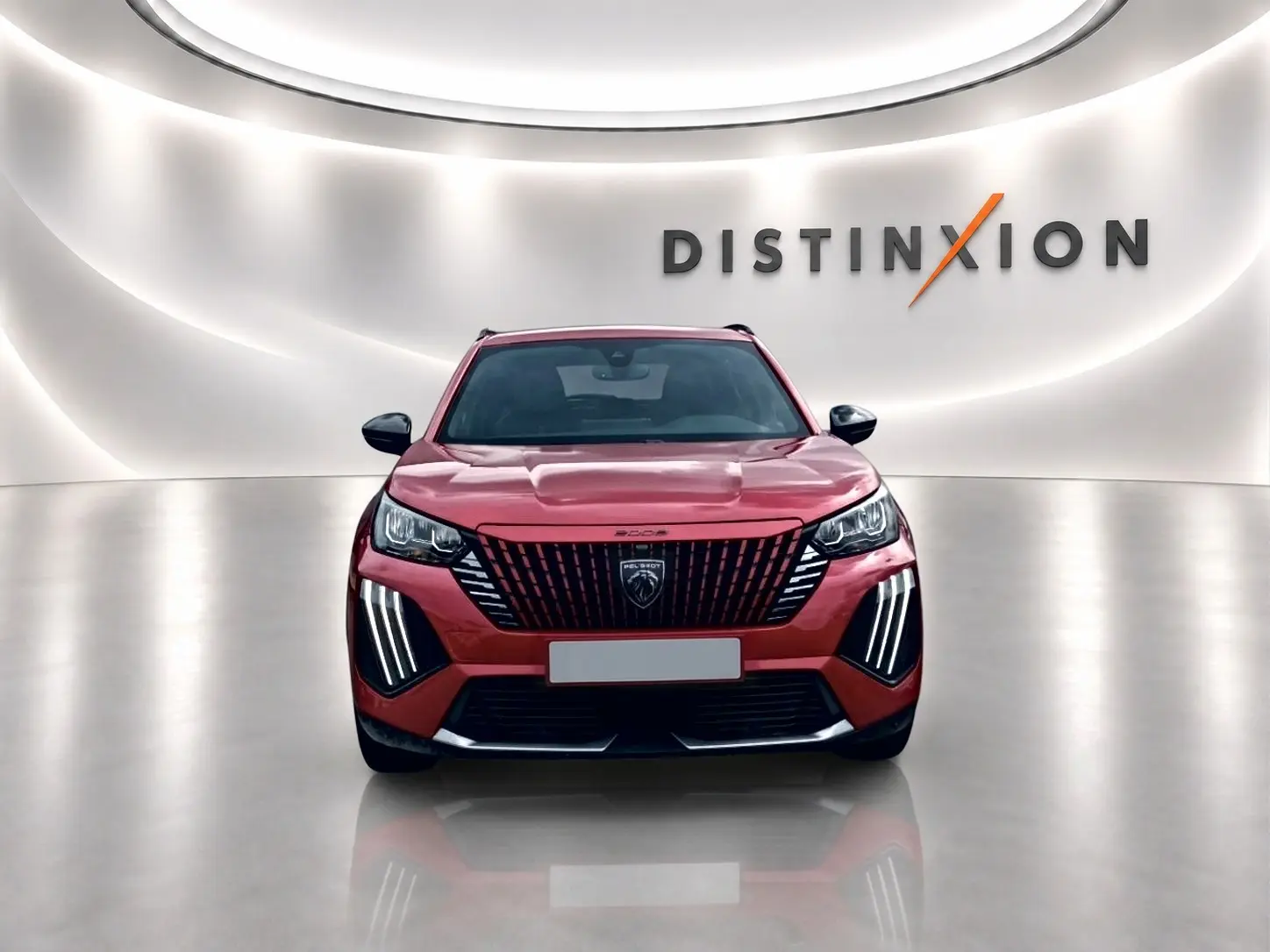 Vue frontale d’un Peugeot 2008 rouge elixir avec calandre verticale et feux LED distinctifs, sur fond blanc lumineux.