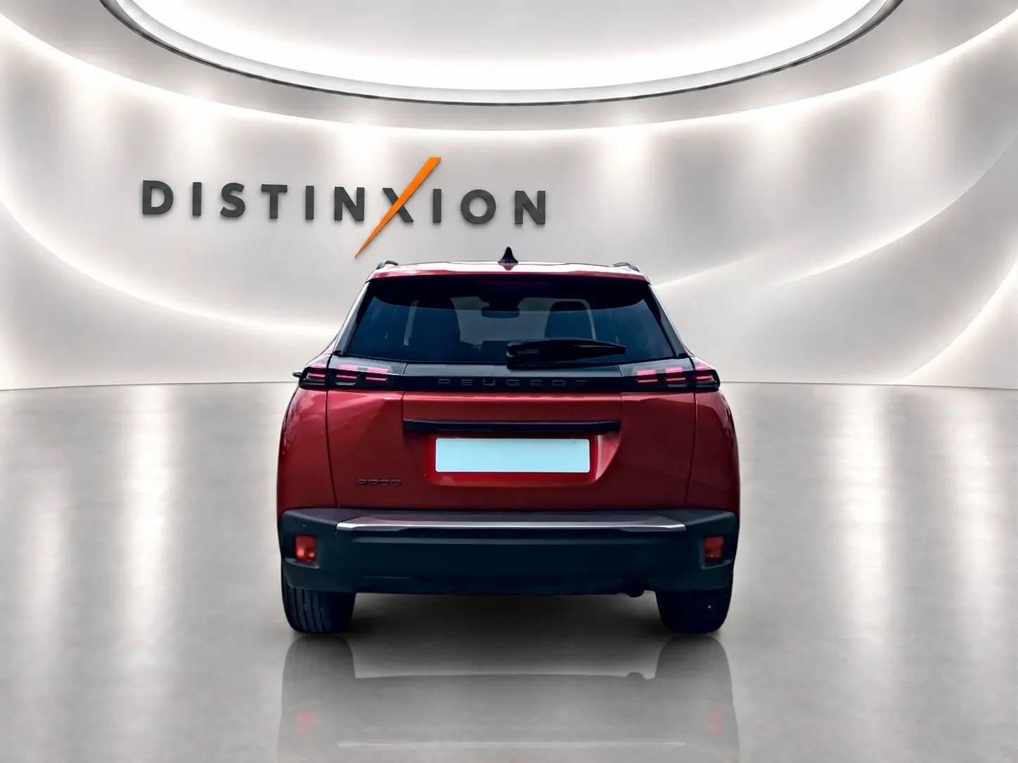 Vue arrière d'un Peugeot 2008 rouge elixir dans un showroom avec éclairage moderne et logo Distinxion.