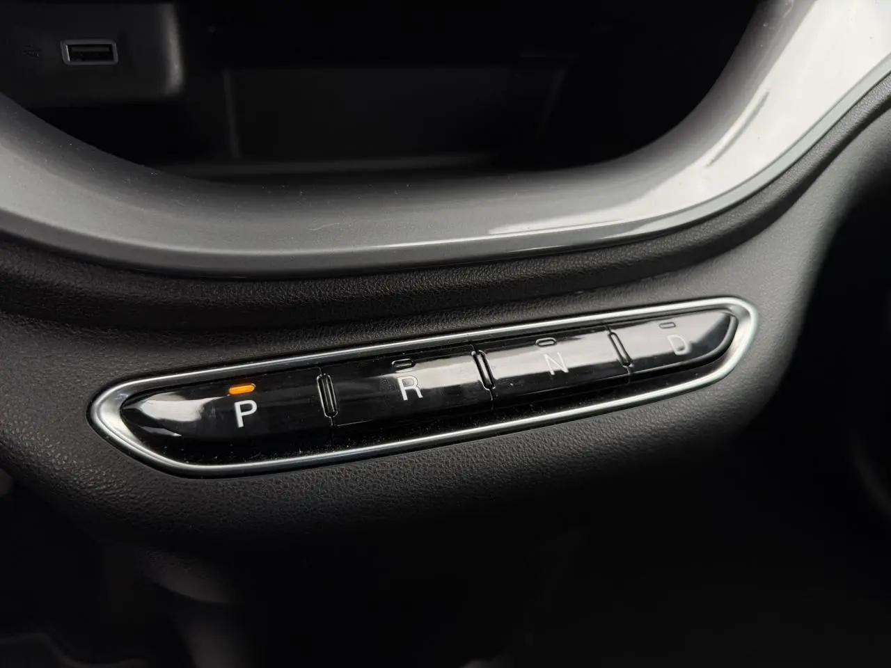 Gros plan sur la commande de boîte automatique de la FIAT 500 électrique 2024, affichant la position "P" en orange.