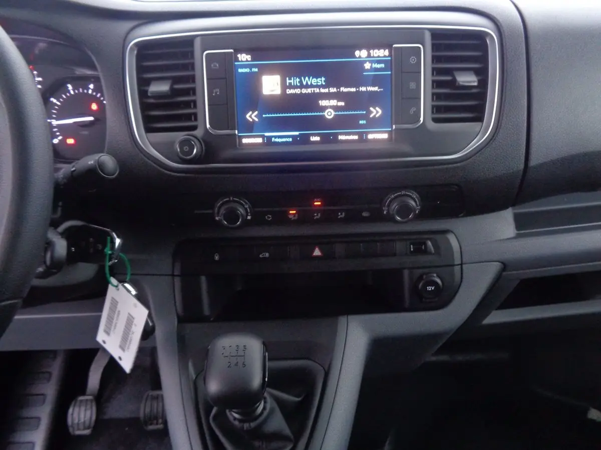 Vue intérieure du tableau de bord du Peugeot Expert Fourgon noir 2022, avec écran tactile et levier de vitesse manuel.