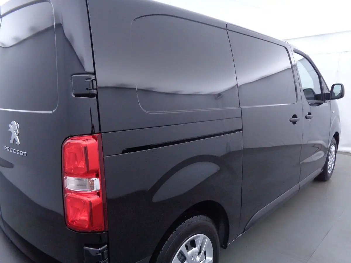 Vue 3/4 arrière côté droit d'un Peugeot Expert Fourgon noir métal, avec feux arrière rouges bien visibles.