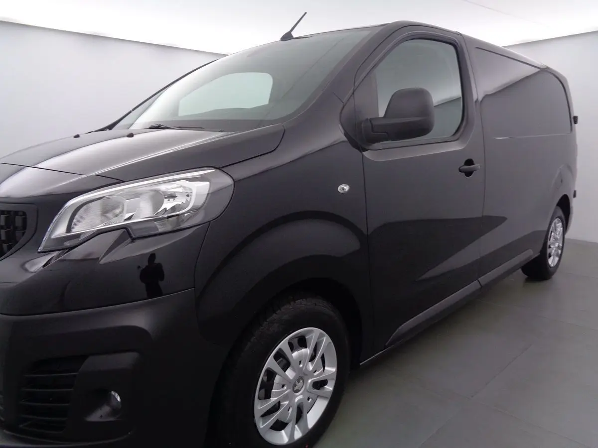 Peugeot Expert Fourgon noir métal vu de 3/4 avant droit, avec jantes argentées et carrosserie lisse sans vitres latérales.