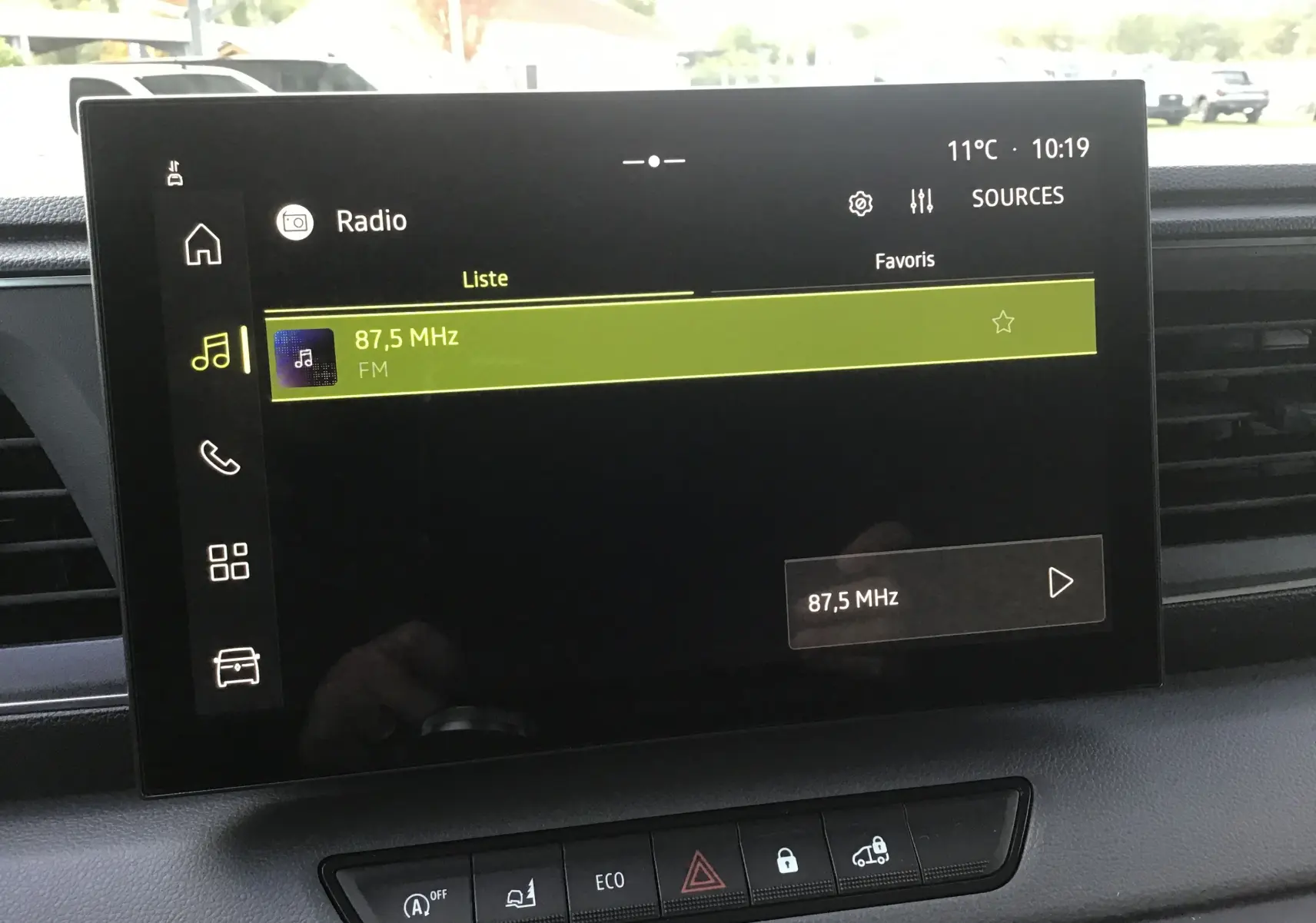 Écran tactile central du Renault Master 2025 affichant la radio FM à 87,5 MHz dans un intérieur gris urbain.