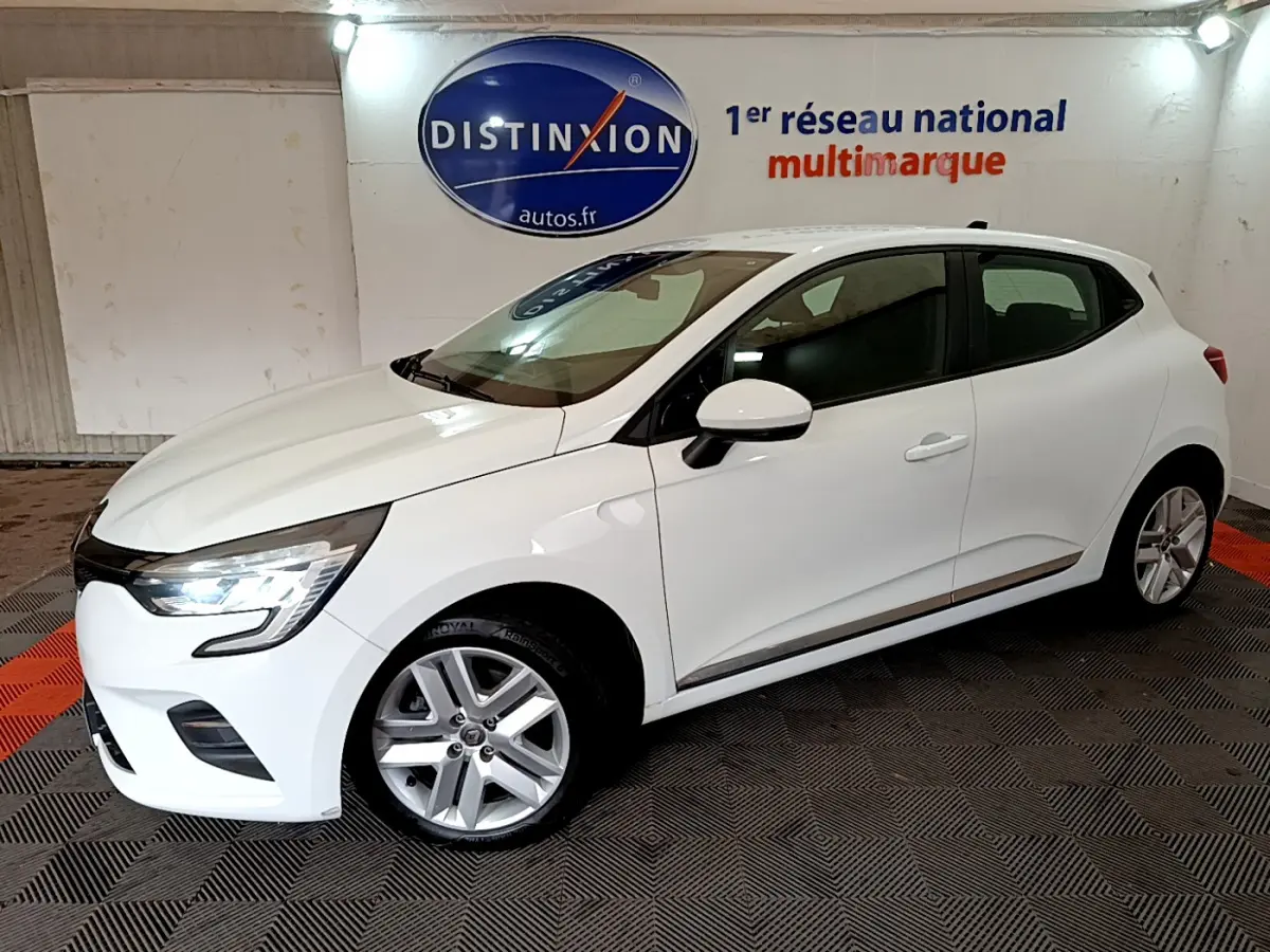 Renault Clio Business Blue dCi 85 blanche vue de profil côté gauche en intérieur avec phares LED allumés.