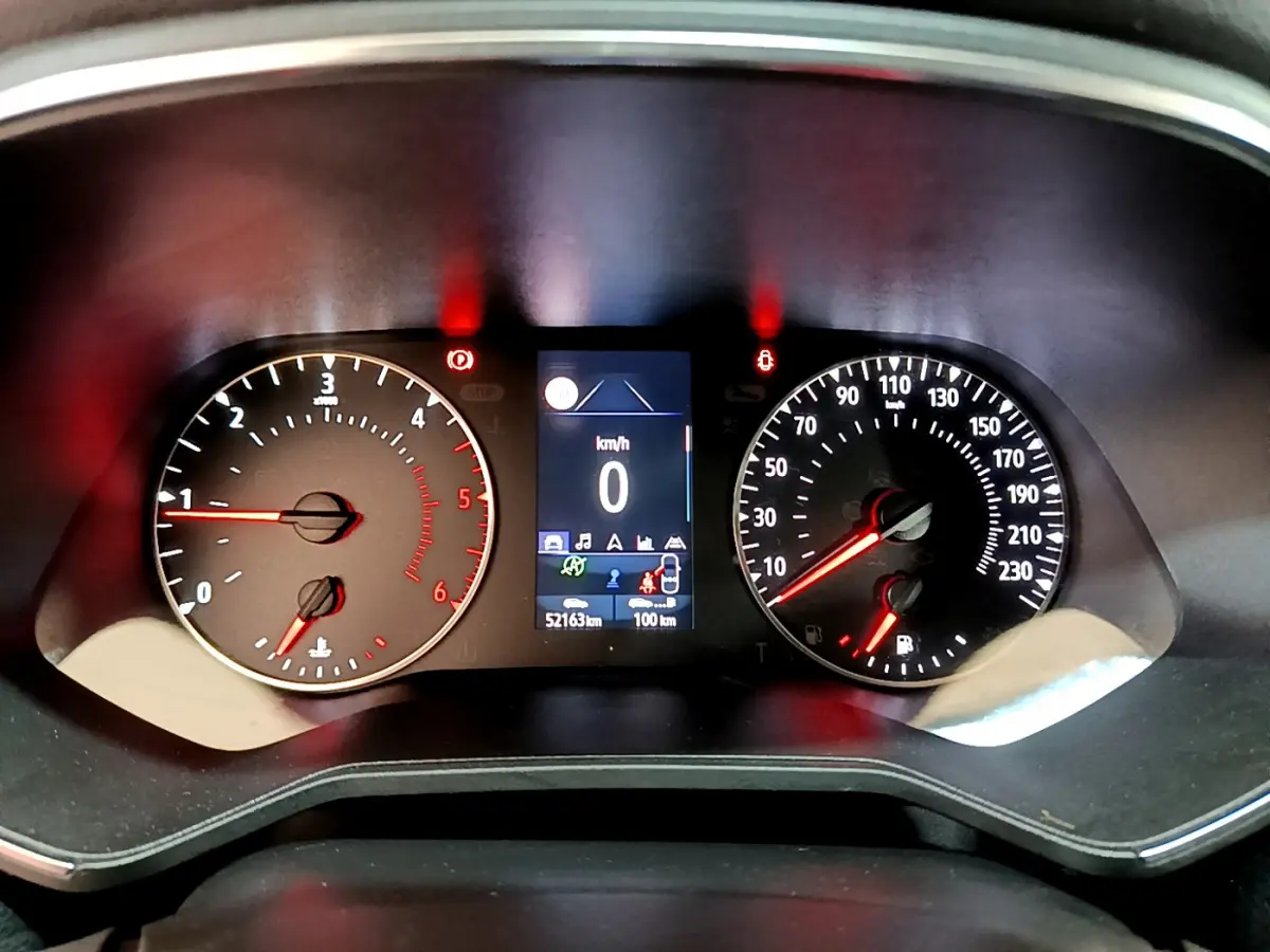 Vue rapprochée du tableau de bord de la Renault Clio Business Blue dCi 85, affichage digital et compteurs analogiques.